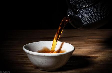 独自品味的黑色茶：一种适合一人享用的茶
