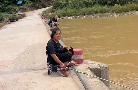 70岁阿姨的钓鱼日常：被嘲笑背后的坚持与乐趣